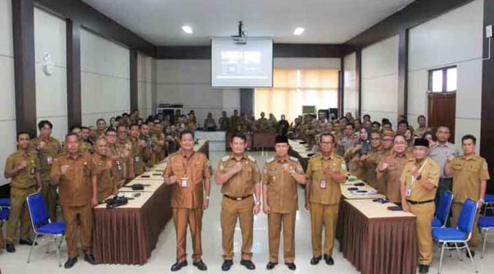 Bupati foto bersama Bupati Seruyan, Ahmad Selanorwanda di dampingi Wakil Bupati Seruyan foto bersama pada kegiatan Evaluasi Penyusunan Pohon Kinerja untuk RPJMD 2025 2029