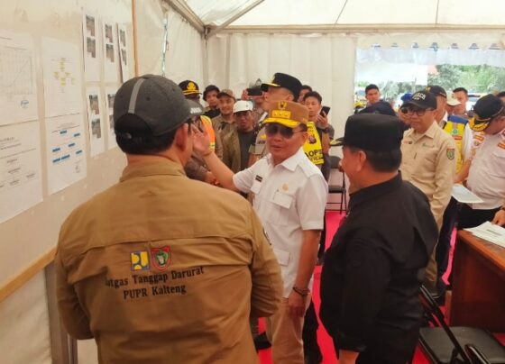 Gubernur Kalteng Agustiar Sabran saat meninjau salah satu Posko Pengamanan Mudik di Kabupaten Kotawaringin Timur, Sabtu, 29 Maret 2025.