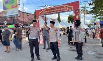 Kapolres Kotim AKBP Resky Maulana Zulkarnain didampingi Kasat Lantas Polres Kotim AKP Hariyanto saat patroli dialogis.