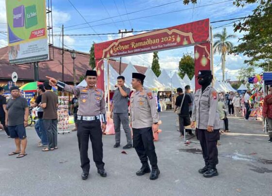 Kapolres Kotim AKBP Resky Maulana Zulkarnain didampingi Kasat Lantas Polres Kotim AKP Hariyanto saat patroli dialogis.