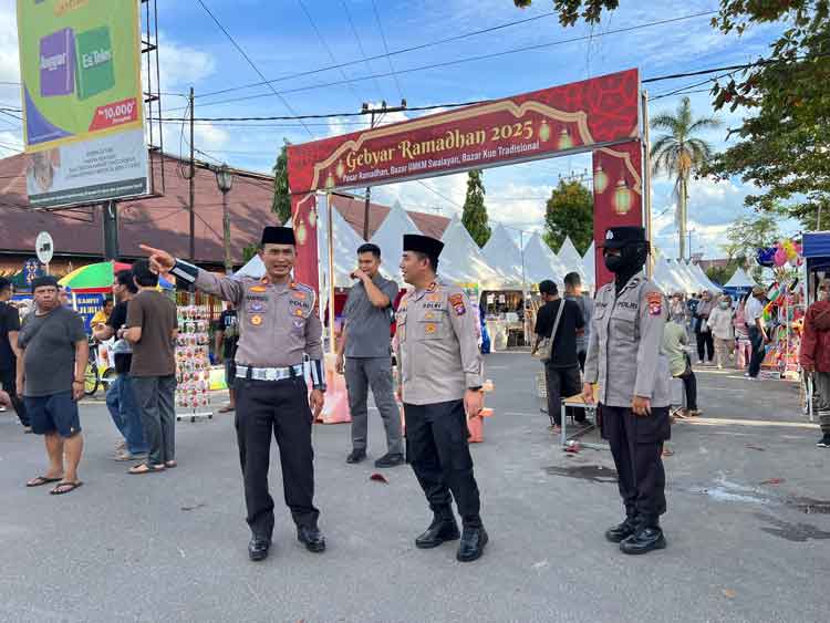 Jaga Keamanan Pasar Ramadan, Kapolres Kotim Turun Langsung Patroli Dialogis