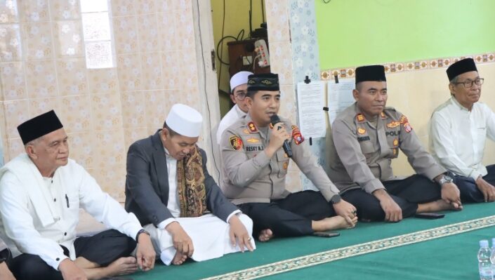 Kapolres Kotim AKBP Resky Maulana Zulkarnain saat melaksankan buka bersama masyarakat