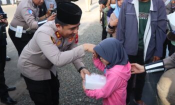 Kapolres Kotim AKBP Resky Maulana Zulkarnain saat menyerahkan takjil untuk anak anak.