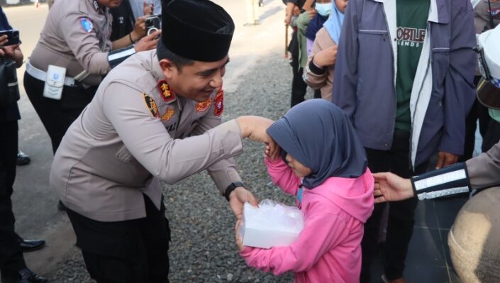Kapolres Kotim AKBP Resky Maulana Zulkarnain saat menyerahkan takjil untuk anak anak.