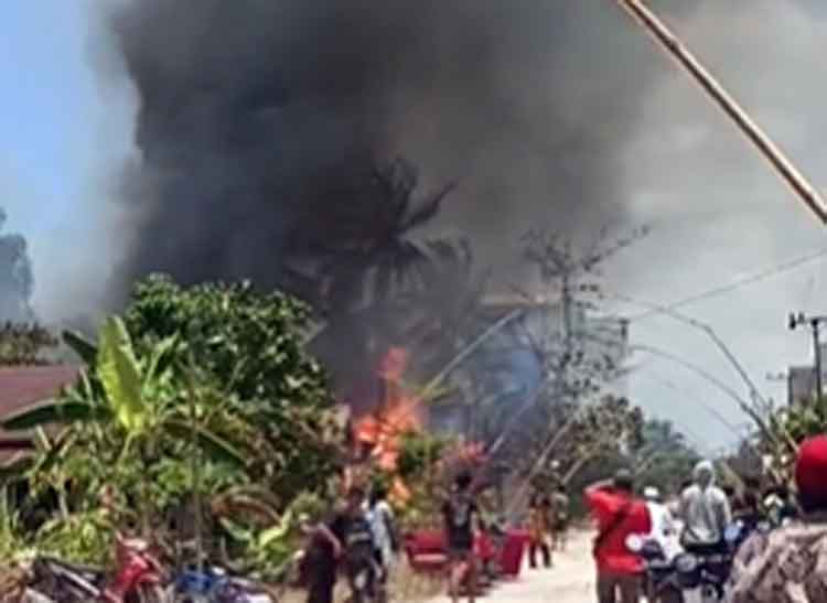 Api Mengamuk di Samuda, Warga Berjuang Padamkan Kebakaran