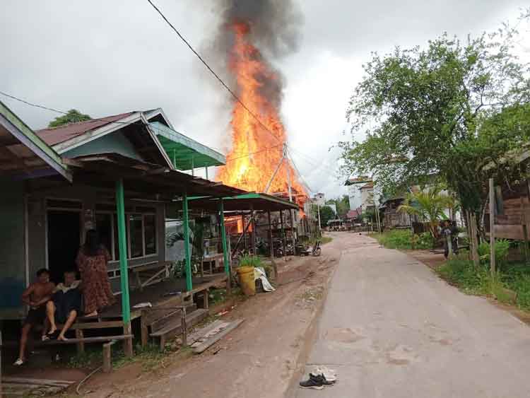 Kebakaran Rumah dan Gedung Walet di Desa Tumbang Penyahuan 