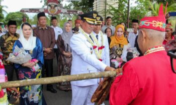 Kedatangan Bupati Seruyan Ahmad Selanorwanda dan Wakil Bupati Seruyan H. Supian   disambut dengan tradisi adat potong pantan.