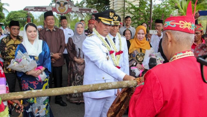 Kedatangan Bupati Seruyan Ahmad Selanorwanda dan Wakil Bupati Seruyan H. Supian   disambut dengan tradisi adat potong pantan.