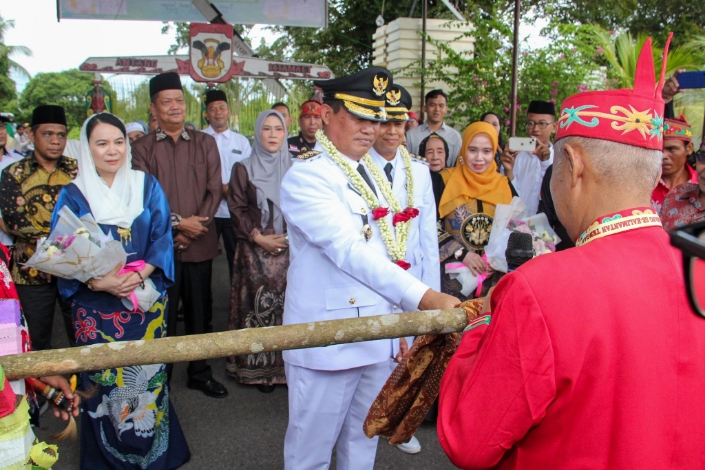 Bupati dan Wakil Bupati Seruyan Disambut dengan Tradisi Adat dan Kebersamaan