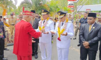 Kedatangan Bupati dan Wakil Bupati Seruyan di Kantor Bupati Seruyan disambut prosesi adat salah satunya tampung tawar.