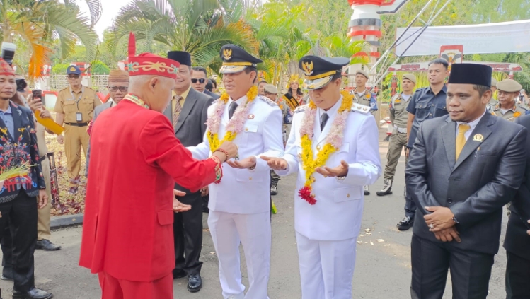 Bupati dan Wakil Bupati Seruyan Mulai Tugas Perdana, Disambut Tradisi Adat