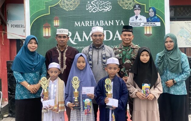Lurah Baamang Hulu, Ketua PKK dan dewan juri saat berfoto bersama dengan peserta Lomba Ramadan, Minggu, 23 Maret 2025.