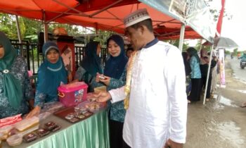 Lurah Baamang Hulu, Rudi Setiawan didampingi Ketua PKK kelurahan saat berbelanja menu buka puasa di Pasar Ramadan Baamang Hulu, Minggu, 1 Maret 2025