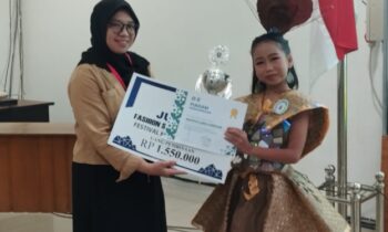 Nafisa Qirla Rindani saat menerima hadiah sebagai Juara I dalam Featival Lomba Busana Daur Ulang Universitas Darwan Ali Sampit