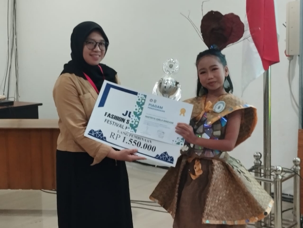 Dari Limbah Jadi Mahakarya: Kisah Nafisa, Siswi SDN 4 Ketapang yang Menyulap Sampah Jadi Busana Juara