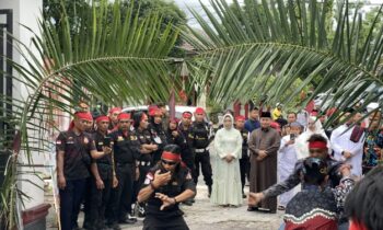 Pascadilantik, Bupati Kotim Halikinnor dan Wabup Kotim Irawati saat disambut dengan lawang sekepeng di pintu masuk rujab, Minggu, 2 Maret 2025.