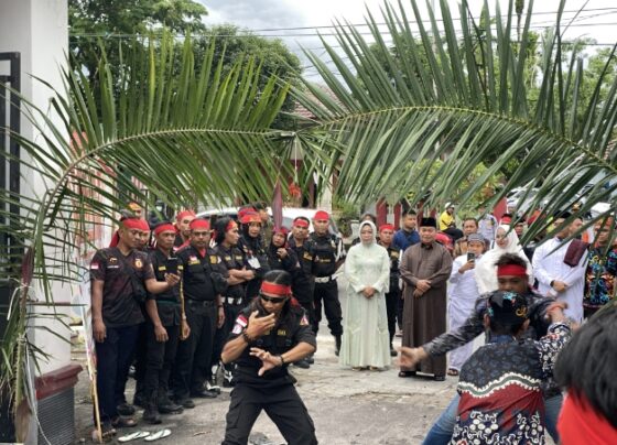 Pascadilantik, Bupati Kotim Halikinnor dan Wabup Kotim Irawati saat disambut dengan lawang sekepeng di pintu masuk rujab, Minggu, 2 Maret 2025.