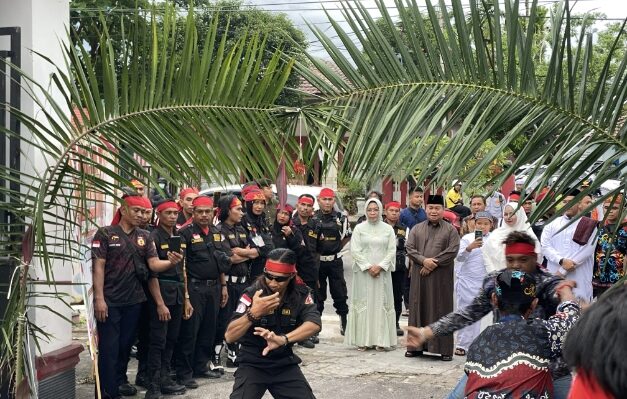 Pascadilantik, Bupati Kotim Halikinnor dan Wabup Kotim Irawati saat disambut dengan lawang sekepeng di pintu masuk rujab, Minggu, 2 Maret 2025.