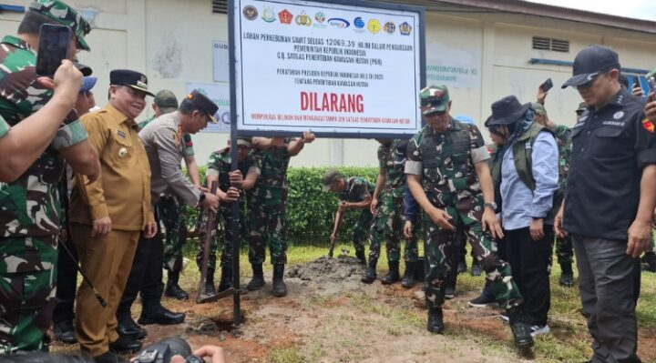 Pemasangan papan peringatan bahwa lahan seluas 12 ribu hektare di PT GAP Kotim disita oleh negara, Selasa, 18 Maret 2025.