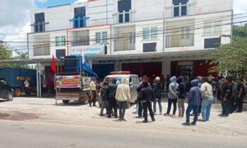 Sejumlah warga demo didepan kantor PT BPP di Jalan Pelita Timur Sampit, Rabu, 13 Maret 2025