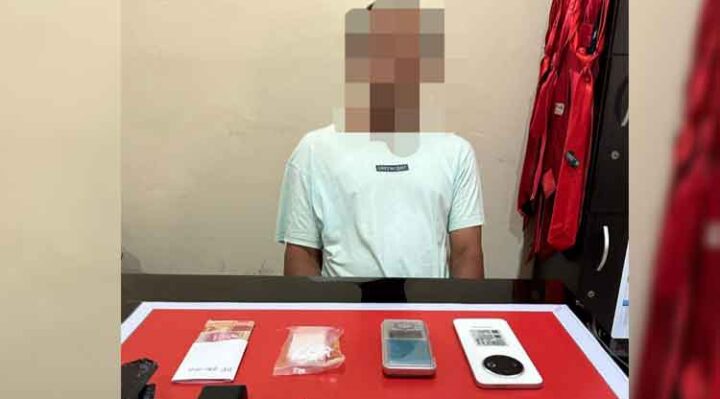 Tersangka pengedar narkoba, IL, beserta barang bukti diamankan di Polresta Palangka Raya.