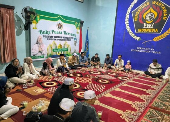 Ustaz Syarifuddin Al Banjari saat menyampaikan tausiyah dalam Buka Ouasa Bersama PWI Kotim, Rabu, 26 Maret 2025.