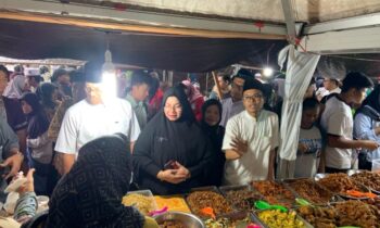 Wakil Bupati Kotim, Irawati saat berbelanja di stan Pasar Ramadan di Taman Kota Sampit.