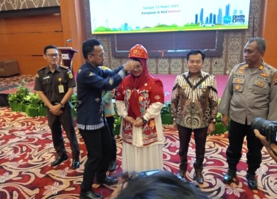 Wakil Bupati Kotim, Irawati saat dipasangkan helm keselamatan, Kamis, 13 Maret 2025