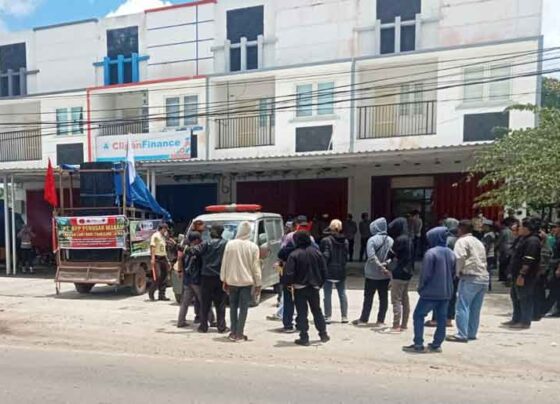 Aksi demo keluarga Mitai bersama Tantara Lawung Adat Mandau Telawang di depan kantor PT BPP, beberapa waktu lalu.