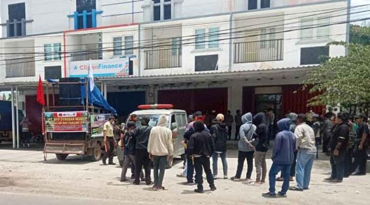 Aksi demo keluarga Mitai bersama Tantara Lawung Adat Mandau Telawang di depan kantor PT BPP, beberapa waktu lalu.