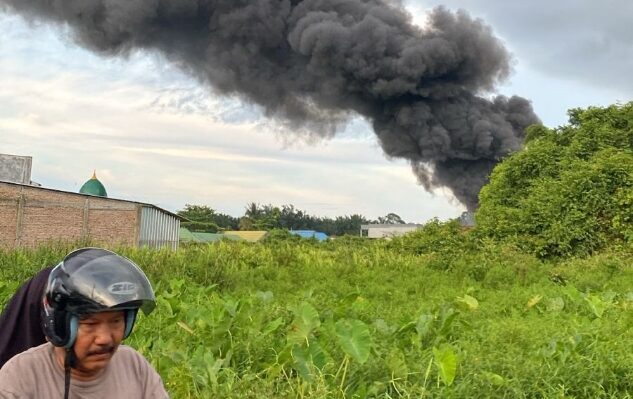 Asap hitam membumbung tinggi ke udara berasal dari kebakaran bangunan di sekitar Masjid Al Kamal Sampit, Sabtu sore, 5 April 2025