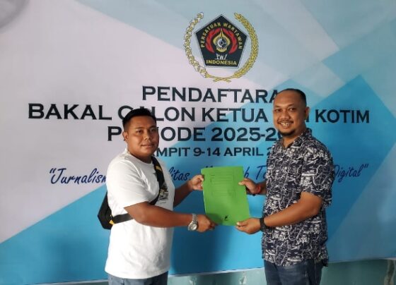 Dody Rafliansyah menerima formulir pendaftaran bakal calon ketua PWI Kotim dari Ketua Pelaksana Konferensi, Tono Triyanto, Selasa, 8 April 2025.