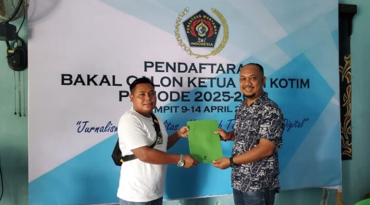 Dody Rafliansyah menerima formulir pendaftaran bakal calon ketua PWI Kotim dari Ketua Pelaksana Konferensi, Tono Triyanto, Selasa, 8 April 2025.