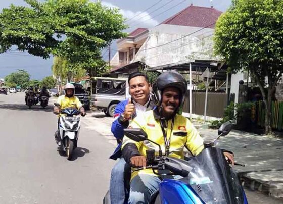 Dody Rafliansyah, saat menuju Kantor Sekretariat PWI Kotim mendaftar sebagai bakal calon ketua diantar sejumlah ojek online, Senin, 14 April 2025