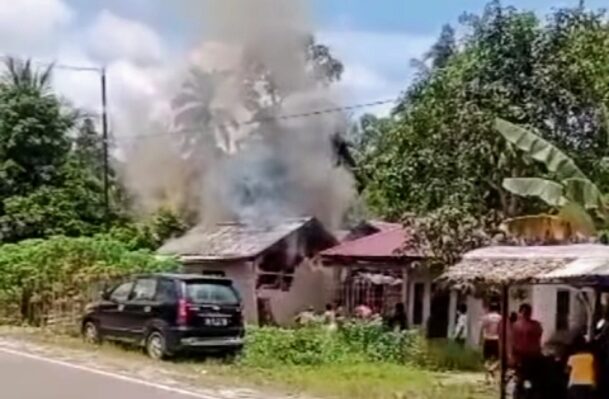 Kebakaran bangunan milik warga di Desa Parebok, Kecamatan Teluk Sampit,.