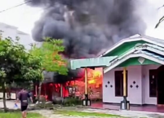 Kebakaran rumah warga di Gang Dadakan, Desa Bagendang Hulu, Kecamatan Mentaya Hilir Utara, Kabupaten Kotawaringin Timur, Ravu, 2 April 2025