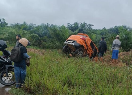 Mobil yang dikendarai korban terpental jauh usai bertabrakan dengan truk cpo, di Jalan Poros Pelantaran Parenggean.