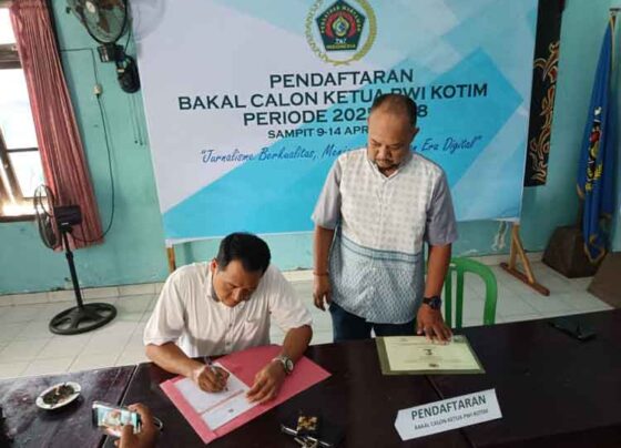 Pathurrachman menandatangi bukti penyerahan berkas pendaftaran sebagai bakal calon ketua PWI disaksikan oleh Ketua Panitia Pelaksana Konferensi Tono Triyanto, Jumat, 11 April 2025.