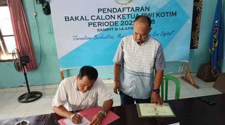 Pathurrachman menandatangi bukti penyerahan berkas pendaftaran sebagai bakal calon ketua PWI disaksikan oleh Ketua Panitia Pelaksana Konferensi Tono Triyanto, Jumat, 11 April 2025.
