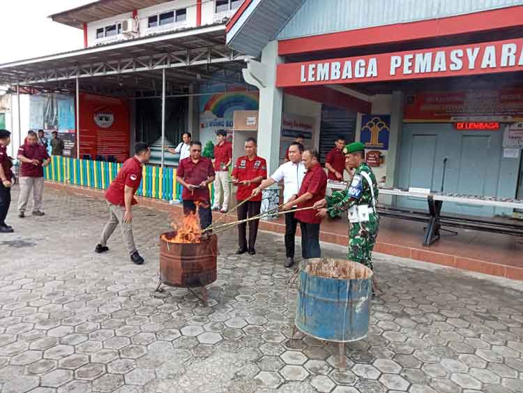 Lapas Sampit Razia Blok Hunian, Senjata Rakitan hingga HP Ilegal Dimusnahkan