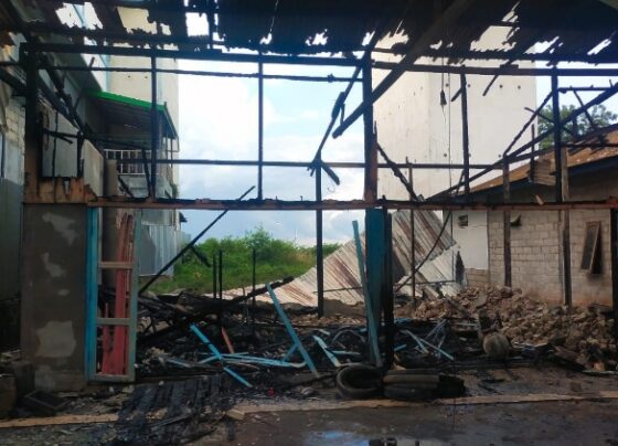 Puing bangunan bengkel   yang terbakar di Desa Asam Baru, Kecamatan Danau Seluluk