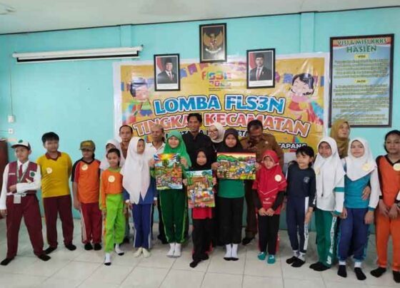 Siswi SDN 4 Ketapang Raih, Nafisa Qirla Rindani bersama para Juara 2 FLS3N Gambar Ekspresi Tingkat Kecamatan MB Ketapang, Senin, 28 April 2025