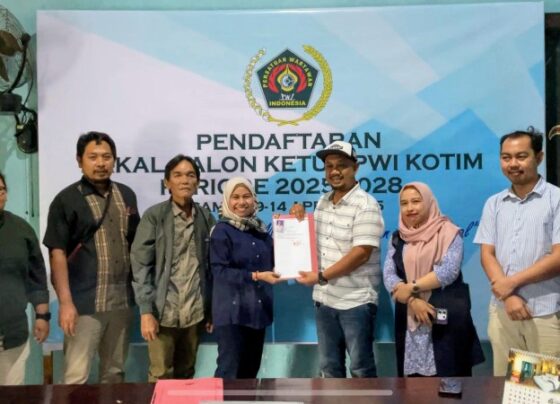 Siti Fauziah menyerahkan berkas pendaftaran bakal calon ketua PWI Kotim periode 2025 2028, kepada Ketua Panitia Konferensi Tono Triyanto.