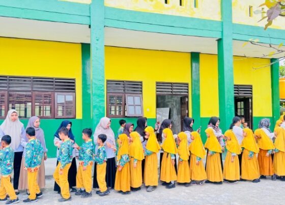 Suasana Hari Pertama Masuk Sekolah di Sampit Pascalibur Lebaran 1446 H di SDN 4 Ketapang, Sampit, Rabu, 9 April 2025