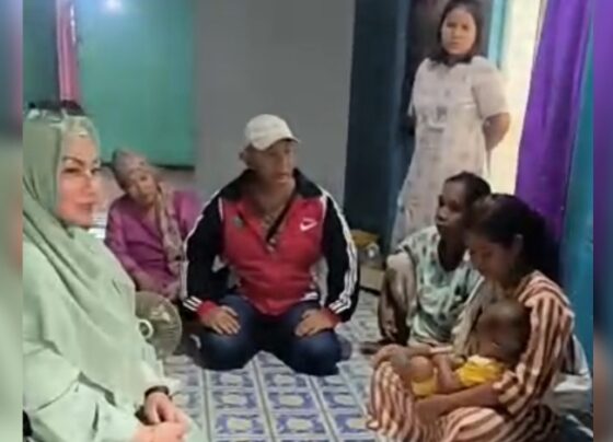 Wakil Bupati Kotim Irawati saat saat menemui keluarga korban serangan buaya di Desa Bapinang Hulu, Kecamatan Pulau Hanaut, Jumat, 4 April 2025