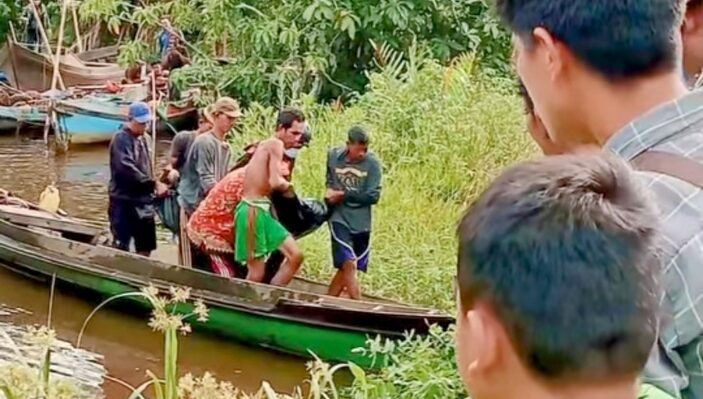 Warga saat mengevakuasi jasad Sani, korban serangan buaya, dan dibawa ke kediamannya di Desa Bebaung, Sabtu, 5 April 2025.