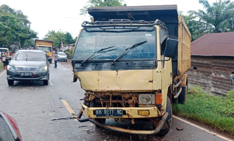 Kecelakaan Beruntun Libatkan 3 Kendaraan di Jembatan Bajarum, Warung Warga Hancur
