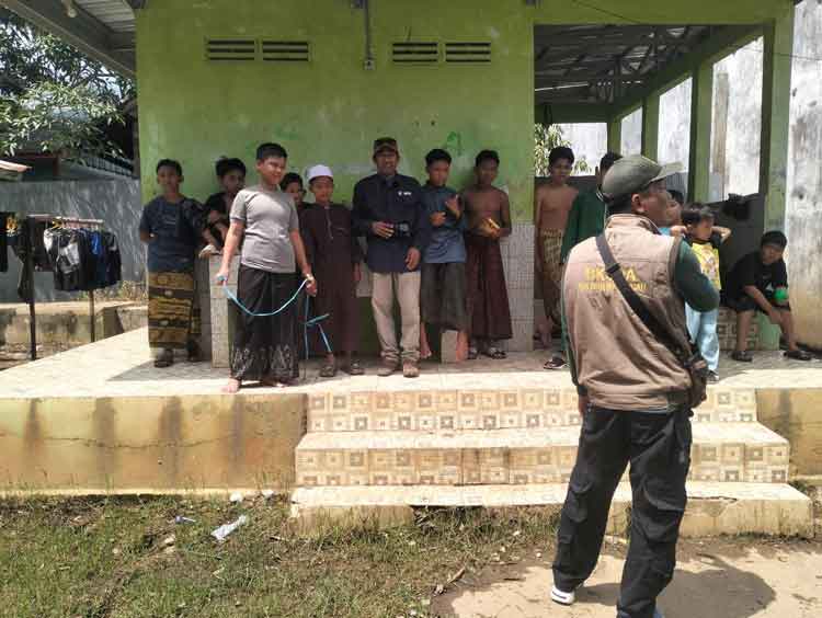 Miris! Bak Mandi Rusak, Santri Bertaruh Nyawa di Sungai Rawan Buaya