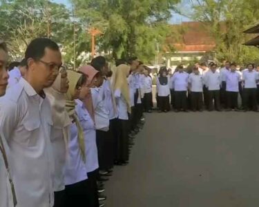 ASN di lingkungan Pemkab Kotim saat mengikuti upacara