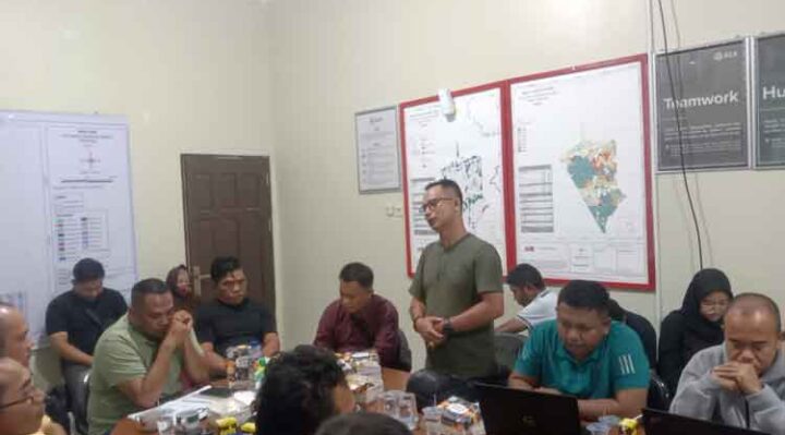 Antoni (berdiri) saat pemaparan di hadapan manajemen PT KMA terkait permasalahan lahan di Desa Pemantang, Kecamatan Mentaya Hulu.